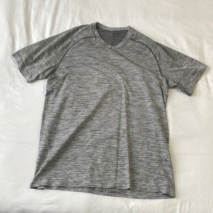 Men’s Lululemon running T-shirt